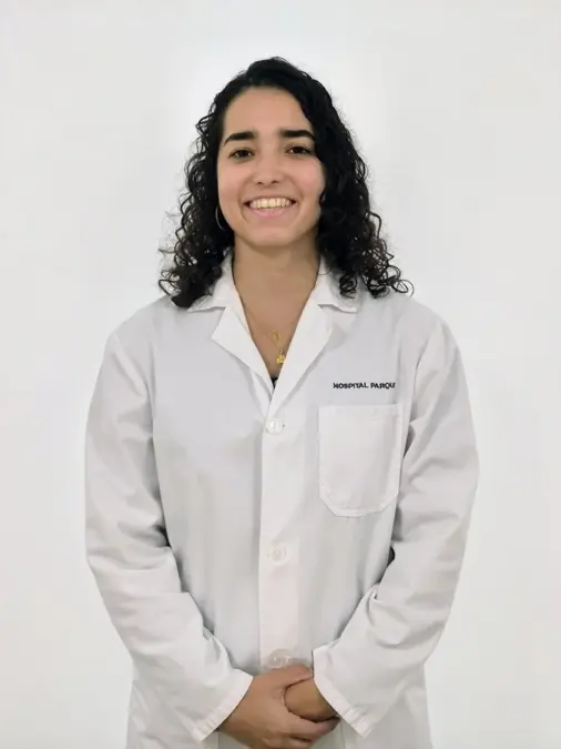 Silvia Fernández-Montañés, nutricionista en Santa Cruz de Tenerife, con la bata de Hospital Parque